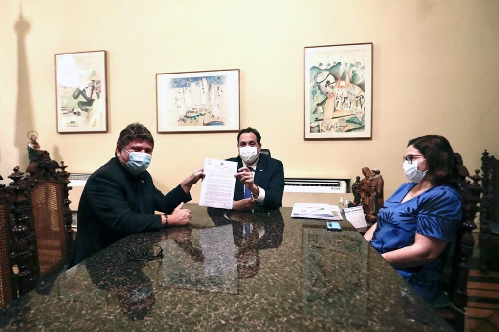 Foto com o secretário Sileno Guedes, o governador Paulo Câmara e a procuradora-chefe Rosana Wanderley, durante assinatura do decreto.