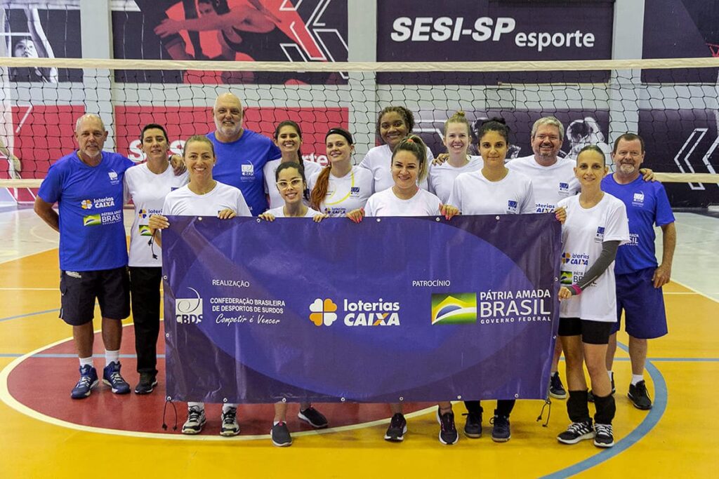 Foto com atletas e equipe técnica da Seleção Brasileira de Voleibol de Surdos .