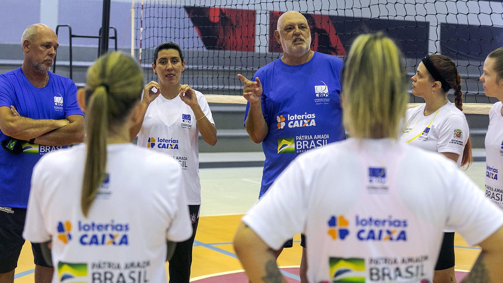 Coordenador técnico da Seleção Brasileira de Voleibol de Surdos conversa com atletas da nova seletiva de Vôlei da CBDS.