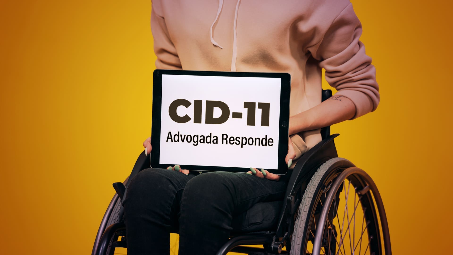 Foto de pessoa em cadeira de rodas mostrando a tela de um tablet com o nome CID-11, Advogada Responde. Ilustra o que mudou com a atualização da CID (Classificação Internacional de Doenças).
