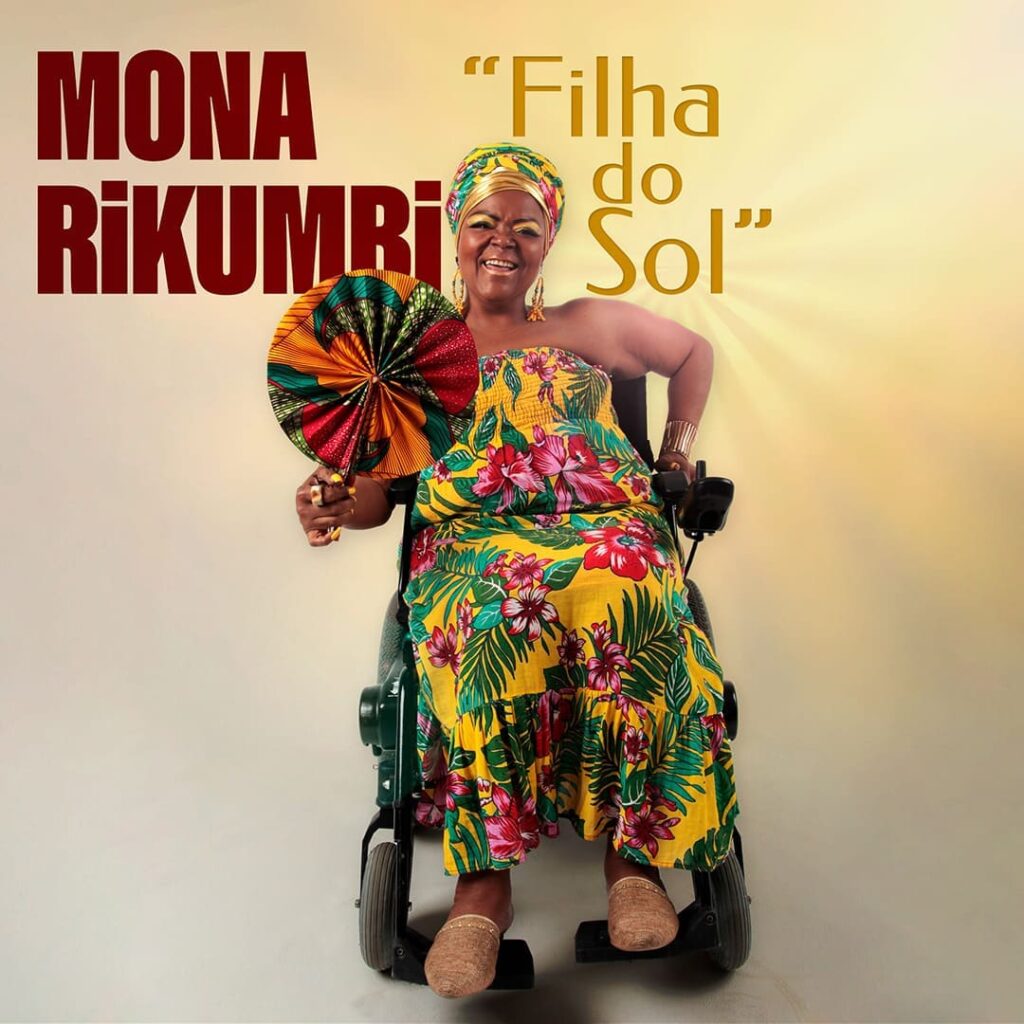 Arte com foto de Mona Rikumbi, mulher negra e cadeirante. Descrição na legenda, abaixo.
