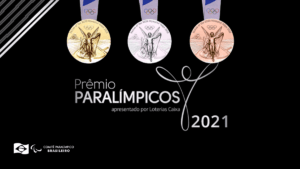 Arte com o título “Prêmio Paralímpicos 2021”, as três medalhas de ouro, prata e bronze das Paralimpíadas de Tóquio 2020 e a logo do Comitê Paralímpico Brasileiro.