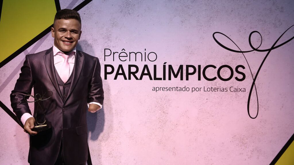Foto da cerimônia do Prêmio Paralímpicos 2019, com o atleta Carlos Viana, do Triatlo.