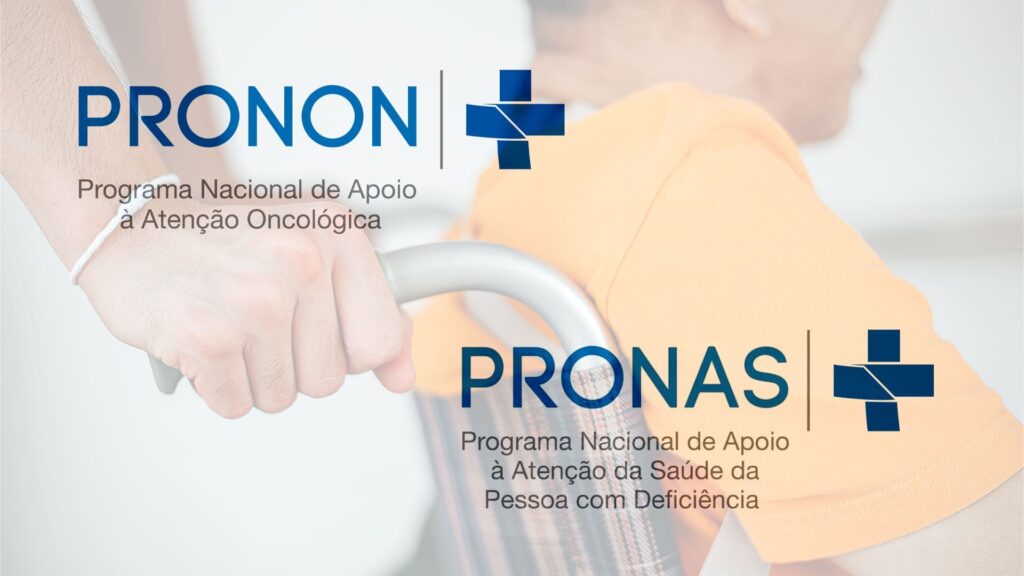 Foto de pessoa conduzindo um cadeirante com sobreposição das logos do PRONON e PRONAS.