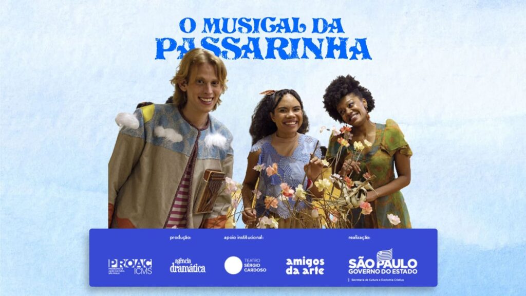 Foto com três personagens, um homem e duas mulheres, o nome "O Musical da Passarinha e as logos da produção, apoio institucional e realização.