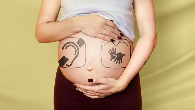Fotografia colorida de mulher grávida, ilustrando curso em Libras para gestantes e casais surdos.