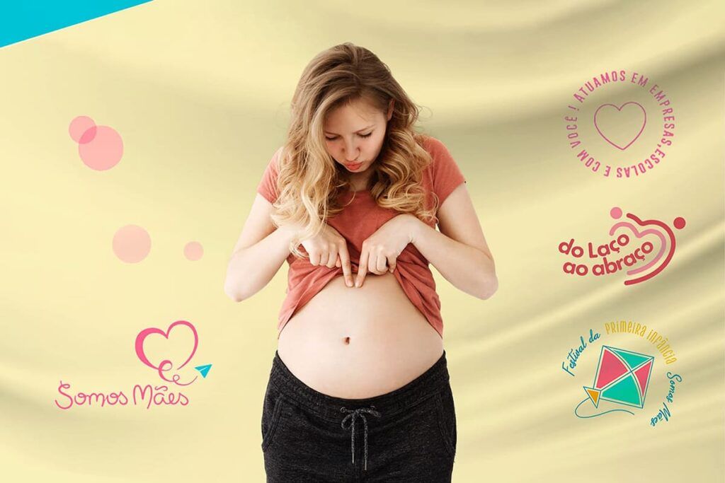 Fotografia colorida de mulher grávida, apontando para a barriga e com sobreposição das logos da ONG.