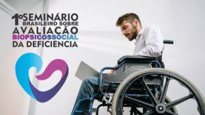 Fotografia colorida com sobreposição de texto, no canto esquerdo superior: “1º Seminário Brasileiro sobre Avaliação Biopsicossocial da Deficiência”.