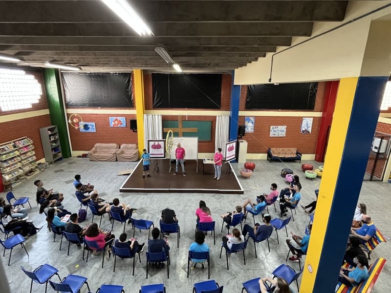 Fotografia colorida em ambiente interno, durante oficina que debateu bullying com alunos surdos da Escola Especial para Surdos Frei Pacífico.