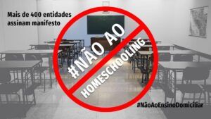 Foto de sala de aula com o texto: Mais de 400 entidades assinam manifesto. No centro da imagem, dentro de círculo vermelho, a hashtag: Não Ao Homeschooling.