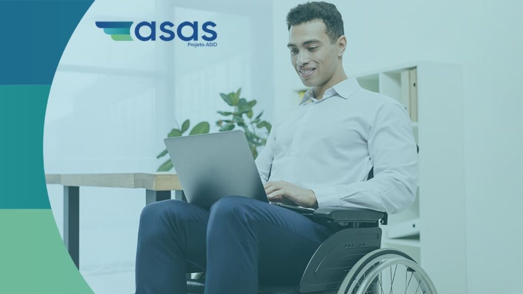 Homem pardo sentado em cadeira de rodas, em ambiente interno. Tem um laptop no colo, usa camisa clara e calça escura. Sobreposição do logo do projeto asas.