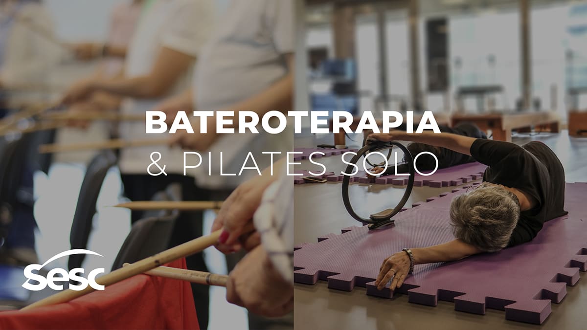 Foto de pessoas segurando baquetas e outras deitadas no chão, durante Bateroterapia e Pilates Solo, atividades para idosos no Sesc São Paulo, em junho.