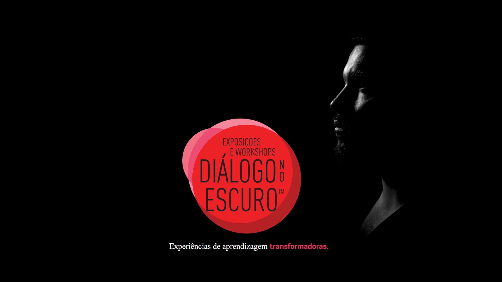 Print do site da exposição Dialogo no Escuro com a foto de um homem em ambiente sem luz.