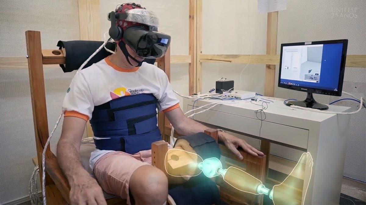 Pessoa em reabilitação durante sessão de realidade virtual na reabilitação de pessoas amputadas. (Realidade virtual na reabilitação de pessoas amputadas)