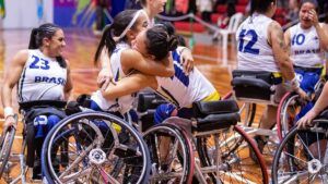 Atletas da Seleção Feminina de Basquete em CR comemoram a vitória sobre Argentina e vaga no Mundial.