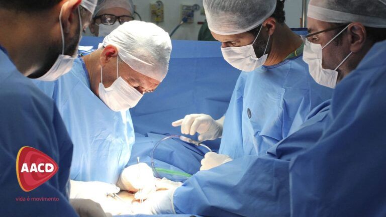 Foto colorida durante a cirurgia de escoliose inédita no Brasil, com sobreposição da logo da AACD.