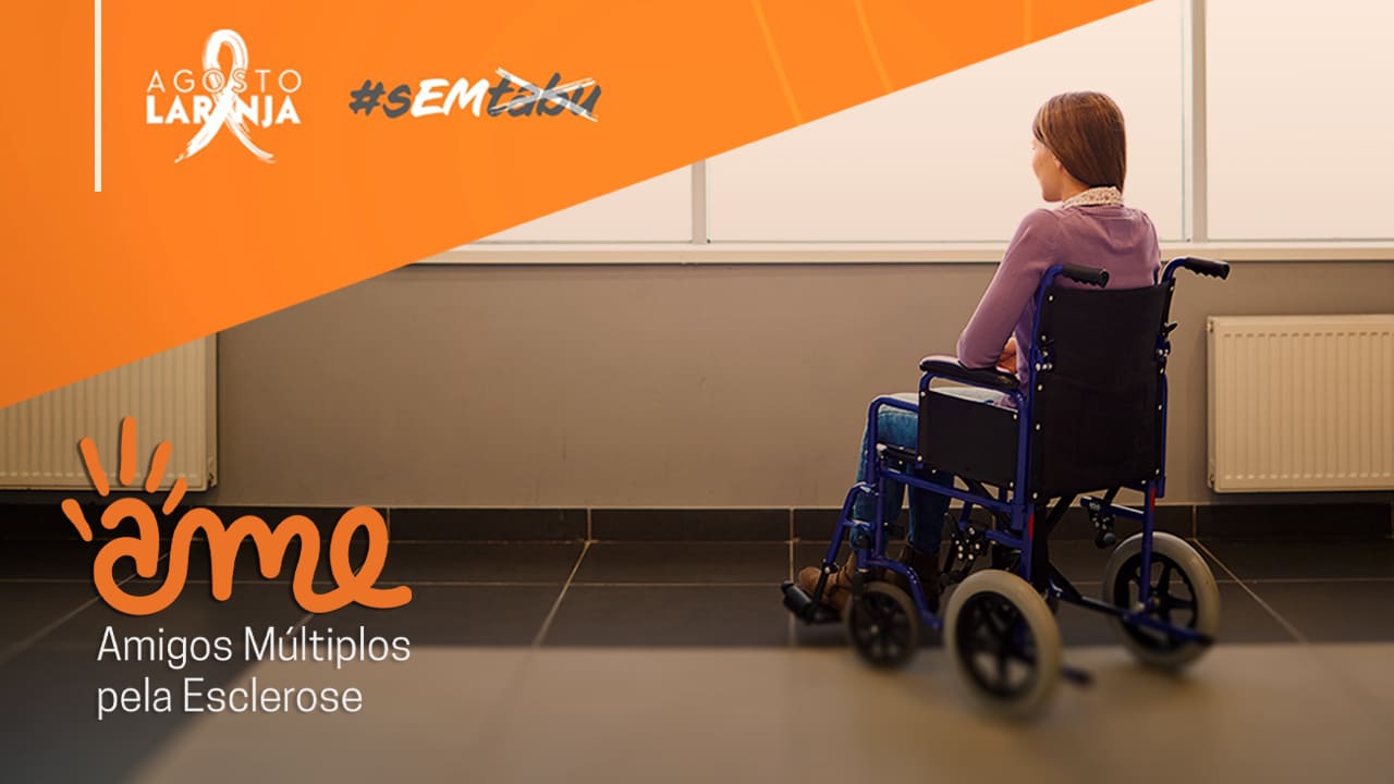 Arte com fotografia de pessoa em cadeira de rodas e logo da campanha Agosto Laranja 2022, da AME – Amigos Múltiplos pela Esclerose. No canto esquerdo superior, sobre triangulo na cor laranja está a hashtag da campanha sEMtabu.