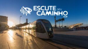 Fotografia do VLT Carioca com sobreposição do nome Escute Seu Caminho, projeto do Grupo CCR.