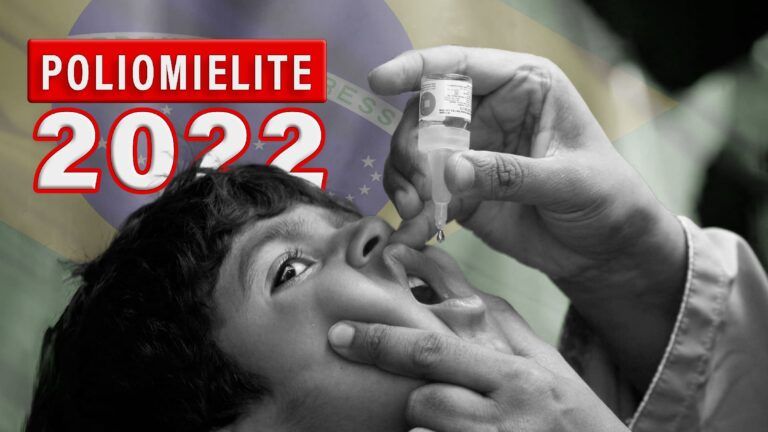 Poliomielite 2022. Criança tomando vacina oral. Bandeira do Brasil ao fundo.