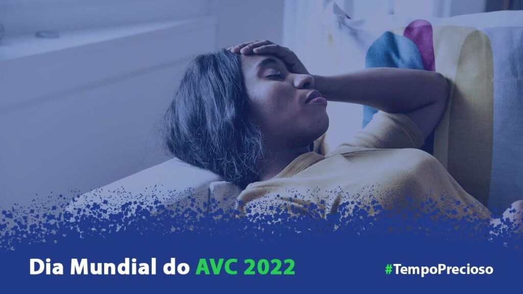 Mulher negra deitada no sofá, com o braço direito para baixo e a mão esquerda na testa. AVC é doença que mais mata no Brasil.