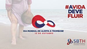 Idosa caminhando na praia e o texto “Dia Mundial de Alerta à Trombose, 13 de outubro”: Casos de trombose no Brasil começam ser registrados em parceria com centros hospitalares.