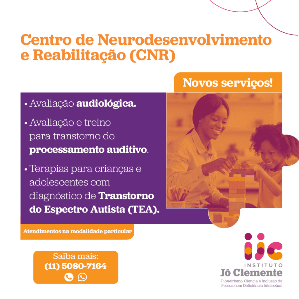Banner informativo com texto e fotografia de mulher e criança negras brincando. No topo aparece o nome Centro de Neurodesenvolvimento e Reabilitação (CNR).