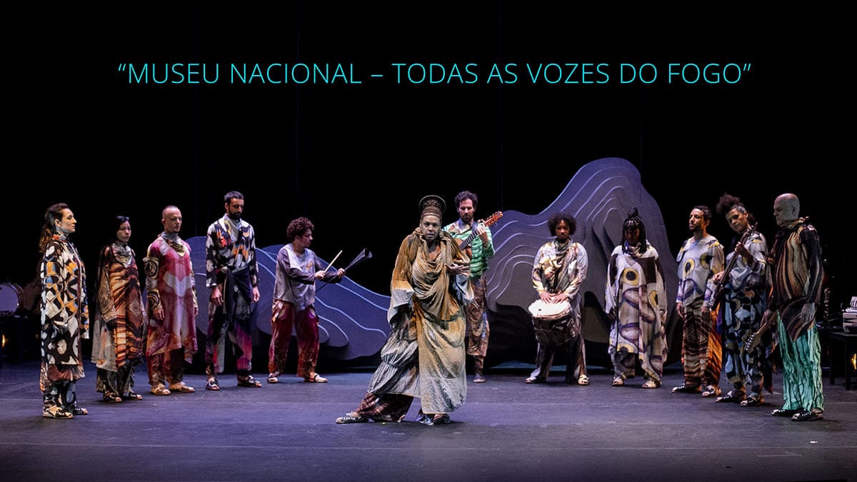 Foto do elenco do musical acessível Museu Nacional - Todas As Vozes Do Fogo, no palco.