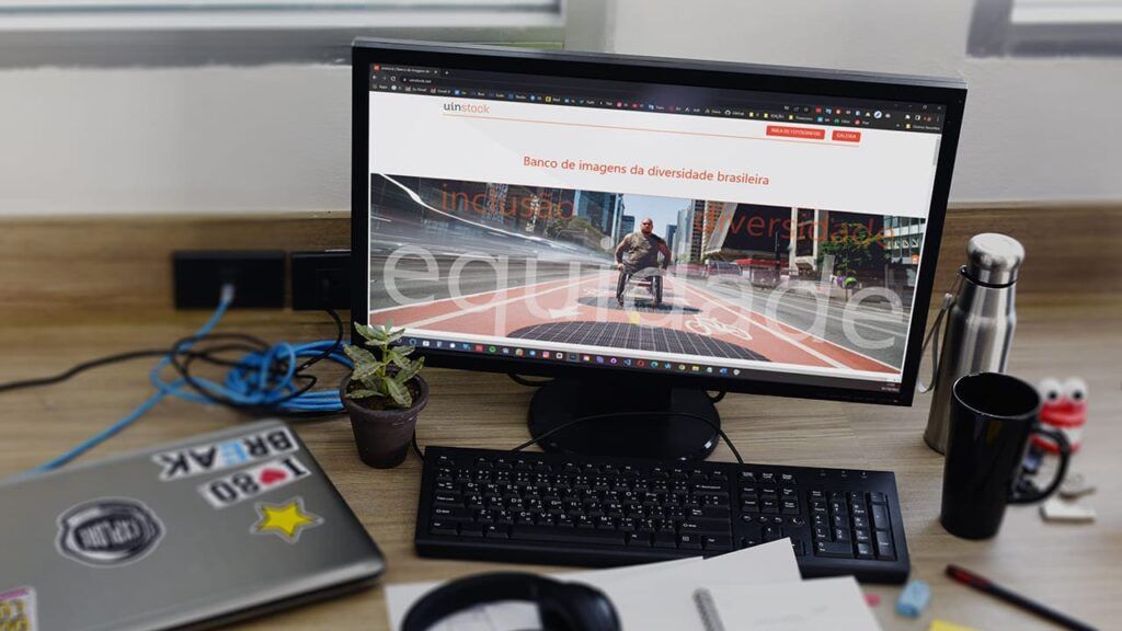 Foto de mesa de trabalho com computador desktop no site UinStock: Banco de imagens brasileiro.