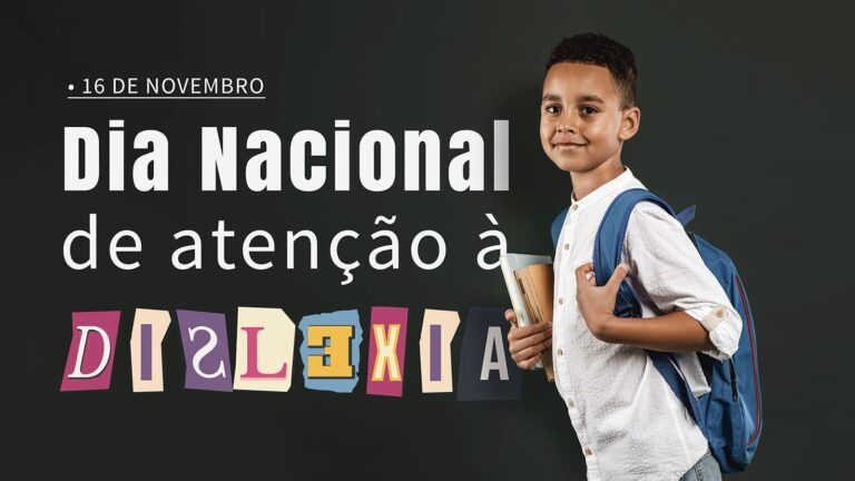 Foto de criança negra com livros na mão e mochila nas costas, Dia Nacional de Atenção à Dislexia. Estratégias pedagógicas para atender estudantes com dislexia.