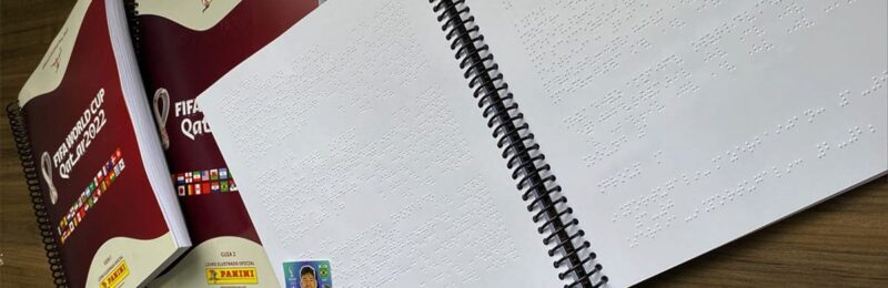 Guias em braille do álbum da Copa do Mundo 2022 são distribuídos a pessoas com deficiência visual