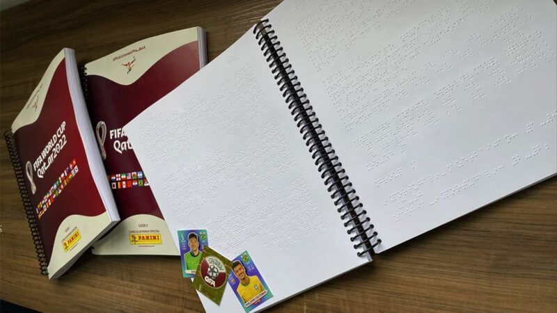 Guias em braille do álbum da Copa do Mundo 2022 são distribuídos a pessoas com deficiência visual