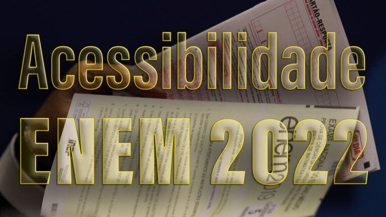 Fotografia das provas do Enem com sobreposição de texto, escrito com fonte aumentada, translúcida e com contorno amarelo: “Acessibilidade no Enem 2022”.
