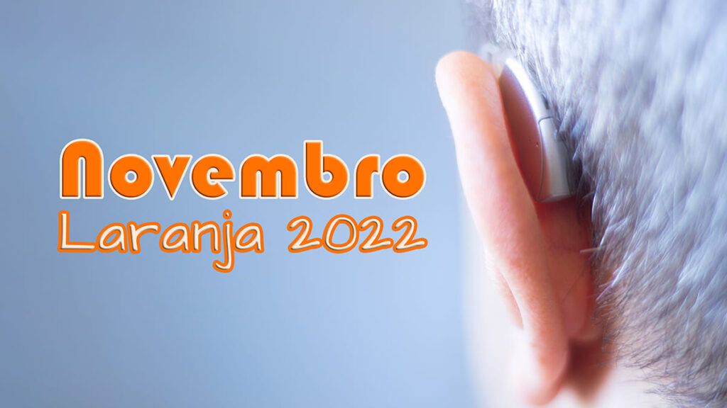 Imagem com título Novembro Laranja 2022, foto da orelha de pessoa idosa com aparelho de surdez. Deficiência auditiva no entretenimento - Novembro Laranja e a conscientização do Zumbido.