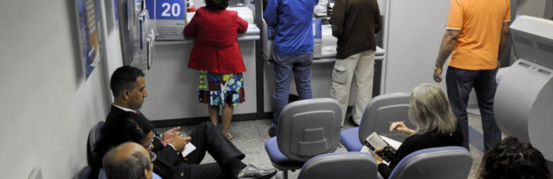 Bancos sem acessibilidade lideram denúncias da comunidade surda
