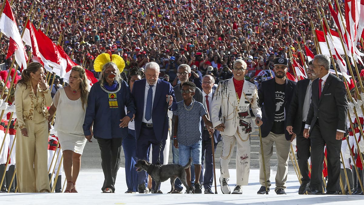 Foto mostrando a diversidade na posse de Lula com as pessoas que subiram a rampa do Planalto ao lado do novo presidente, seu vice, primeira e segunda-dama.