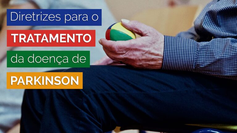 Pessoa idosa sentada segura bola colorida na mão esquerda. Seu rosto não aparece. À esquerda, sobreposição da frase: Diretrizes para o tratamento de Parkinson.