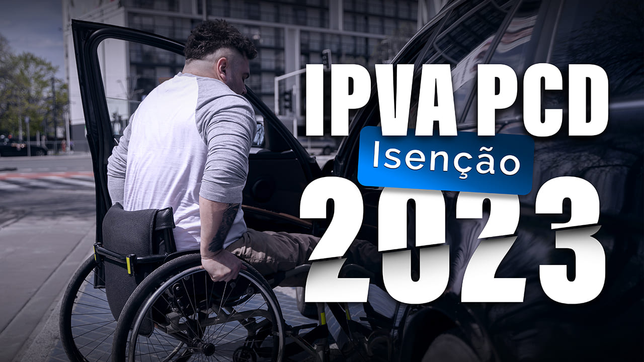 Homem branco em cadeira de rodas está ao lado do carro, com a porta aberta. À direita da imagem, sobreposição do texto: “Isenção do IPVA PCD 2023”.