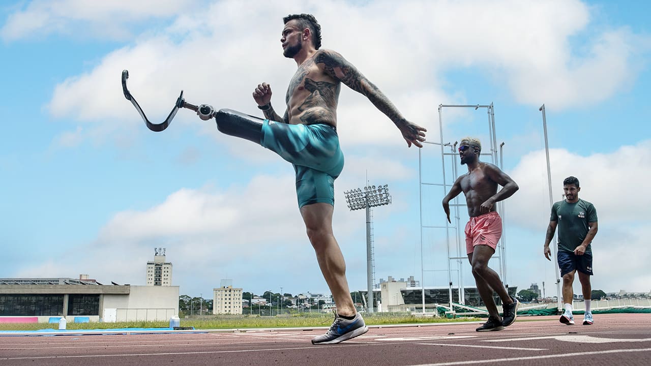 Foto do paratleta Vinícius Rodrigues, em aquecimento na pista de atletismo usando uma das próteses de alta tecnologia para esporte de alto nível.