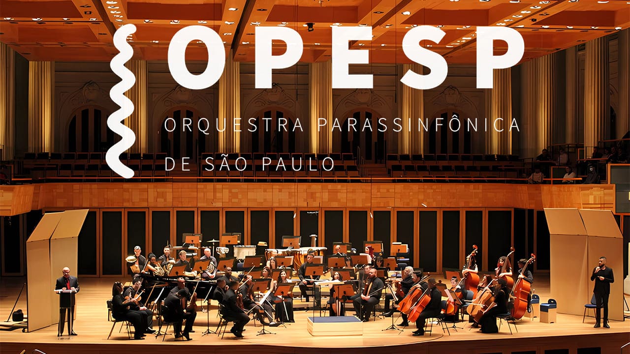 Fotografia com o nome da OPESP - Orquestra Parassinfônica de São Paulo, que abre 13 vagas para instrumentistas. Imagem mostra musicistas da orquestra no palco da Sala São Paulo.