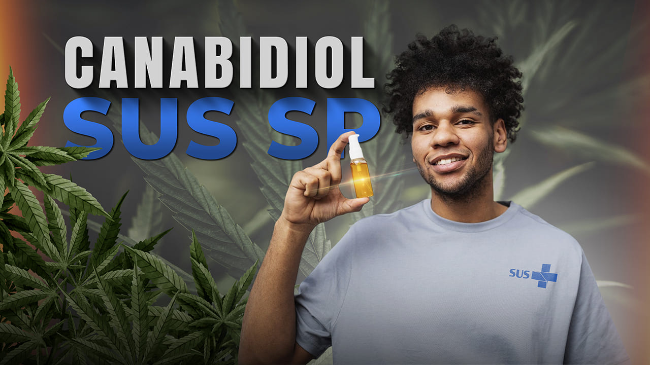 Imagem com texto: Canabidiol no SUS de SP. Homem segura frasco óleo de cannabis medicinal e sorri.