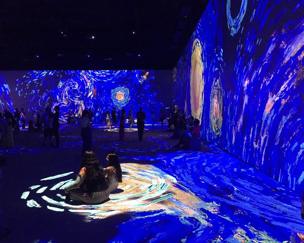 Foto na sala multimídia com paredes de LED da exposição Van Gogh Live 8K.