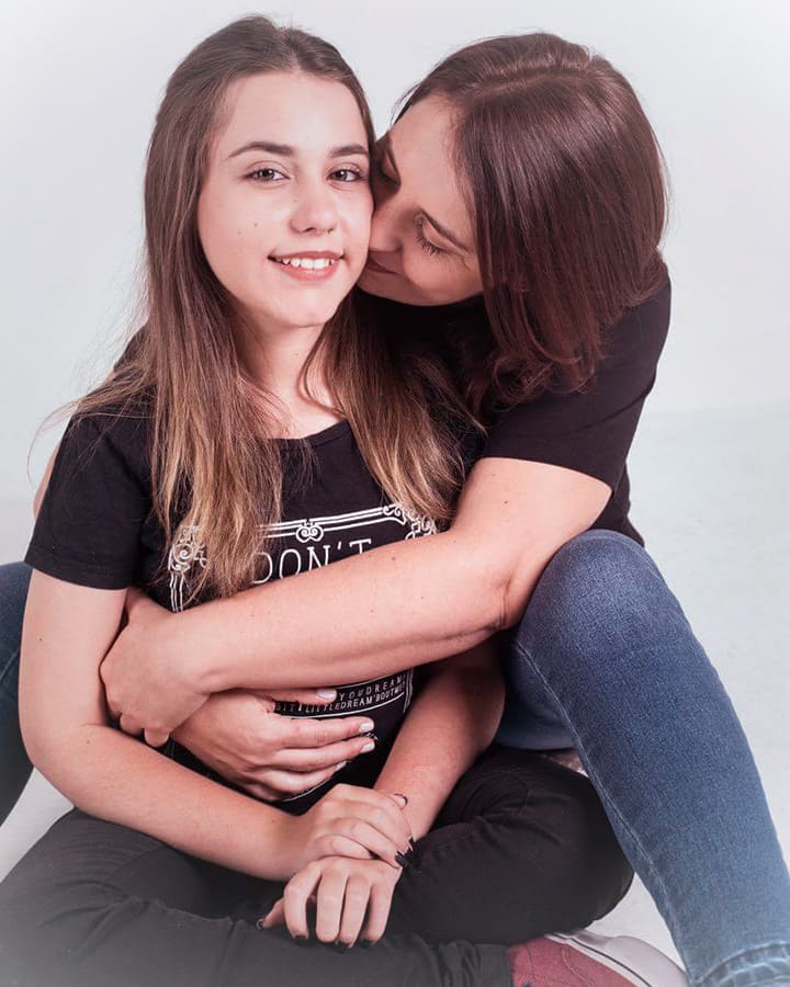 Foto de mãe e filha, Aline e Íris, respectivamente. Aline faz parte do Universo Coletivo AME e sua filha tem atrofia medular espinhal.