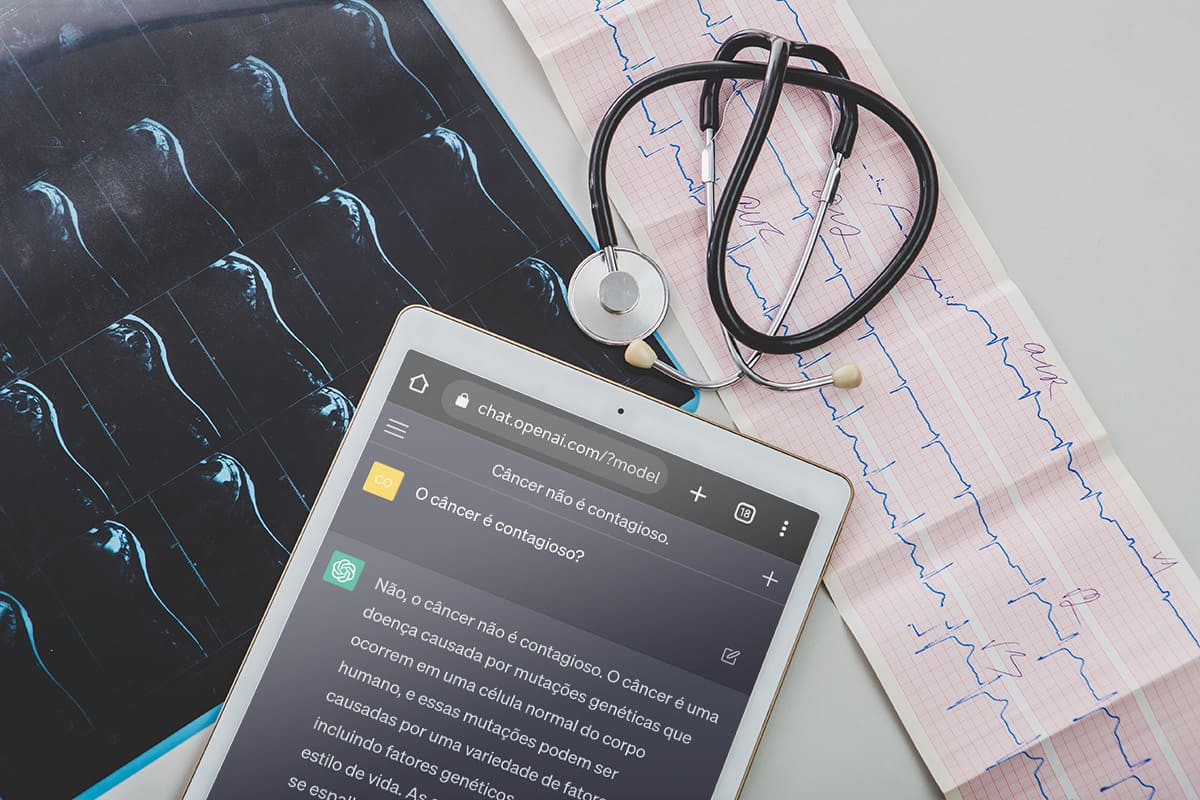 Imagem de exames médicos, um estetoscópio e uma tablet acessando respostas do ChatGPT sobre câncer, questionando se podemos confiar em chatbots.