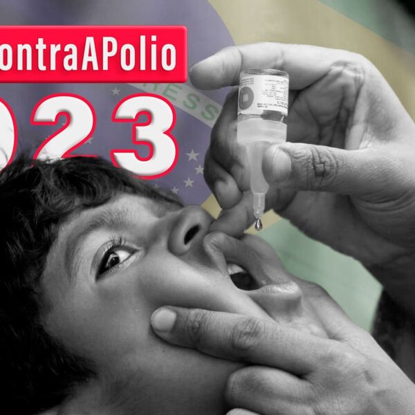 Campanha da AACD # Todos contra a Polio 2023. Fotografia em preto e branco, retrata profissional da saúde enquanto aplica vacina via oral em criança. A bandeira nacional foi sobreposta como plano de fundo, alertando o retorno da poliomielite ao Brasil.