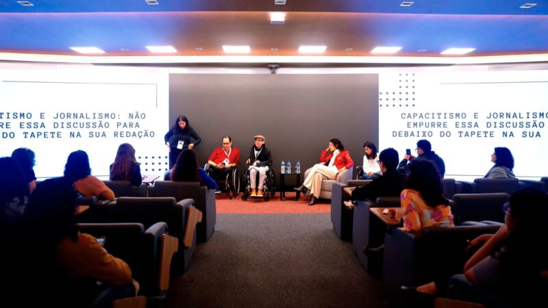 Presença histórica de jornalistas com deficiência marca o 18º Congresso da Abraji