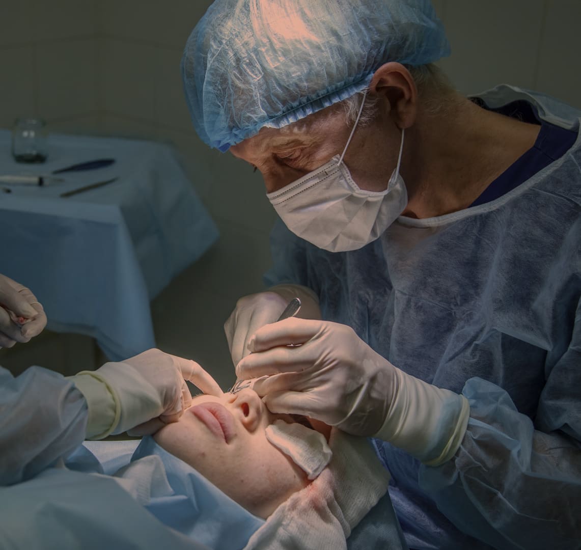 Imagem de profissional médico realizando procedimento cirúrgico em paciente. A fotografia retrata o transplante de córnea artificial nacional criada pelos cientistas da Unifesp.