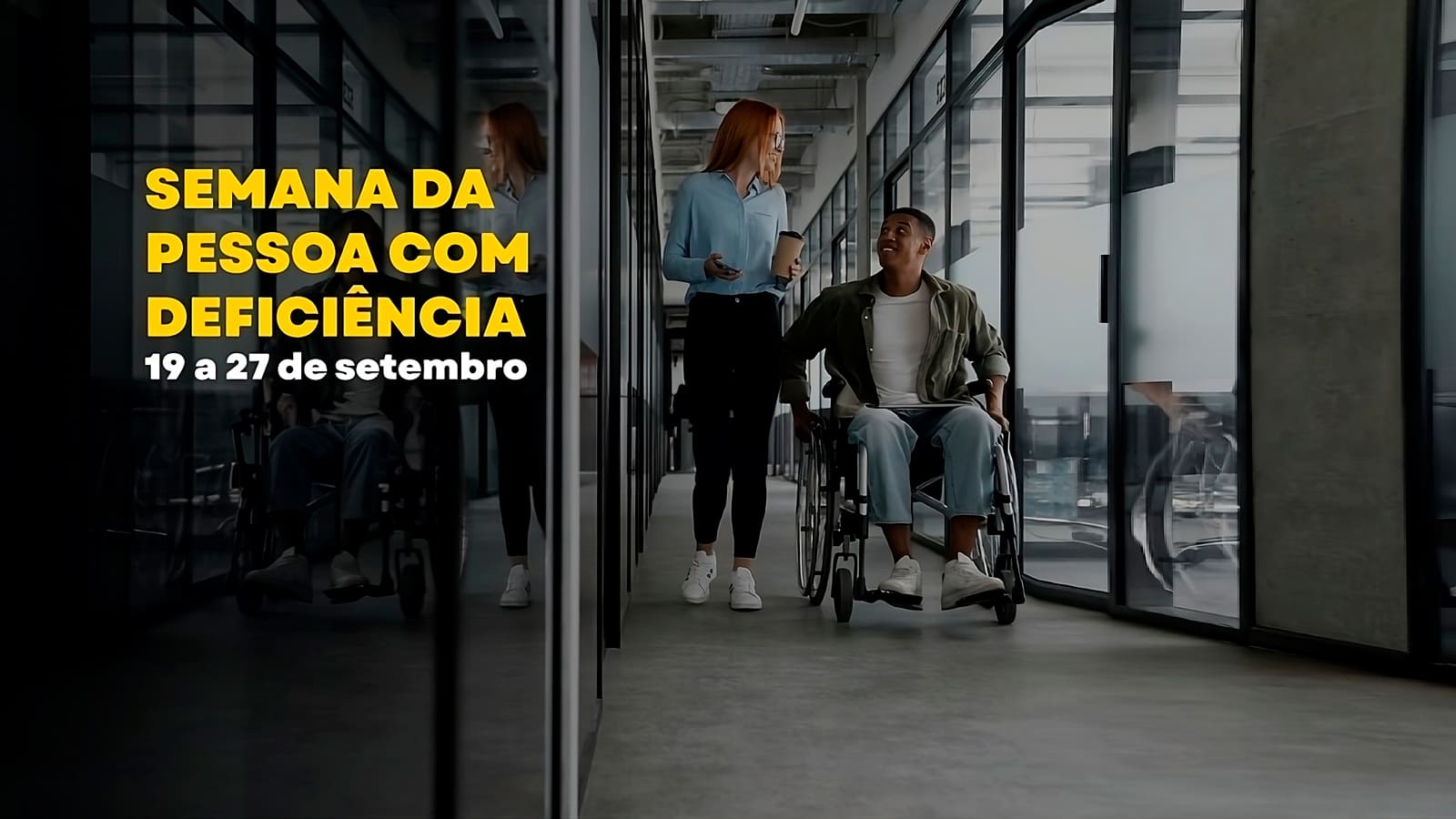 Semana de luta da pessoa com deficiência em SP, 19 a 27 de setembro, na sede da SEDPcD. Imagem de um homem negro, utilizando cadeira de rodas e movendo-se em ambiente corporativo enquanto interage com mulher branca."