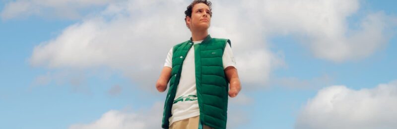 Lacoste lança coleção de peças adaptáveis em colab com nadador paralímpico
