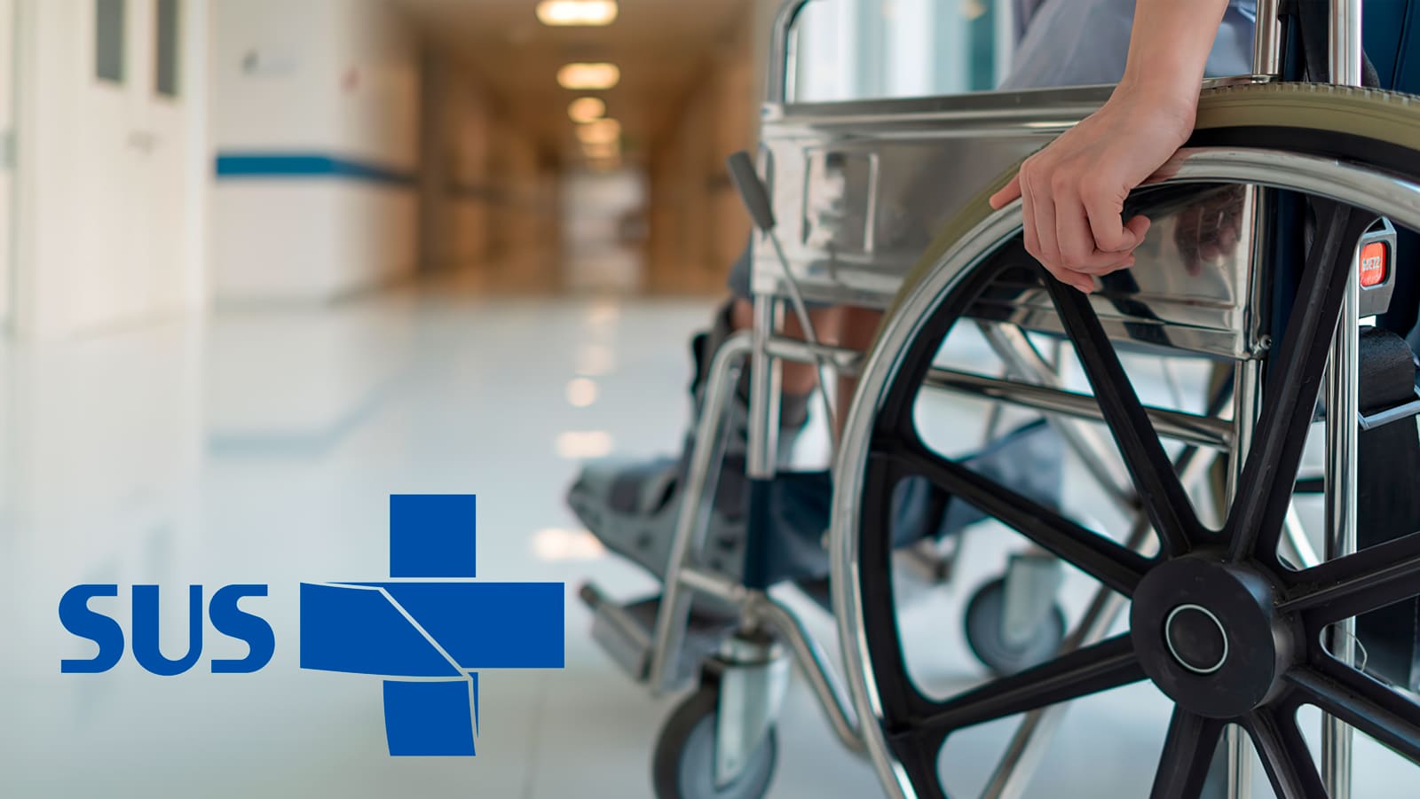 Imagem de uma cadeira de rodas em um corredor de hospital.