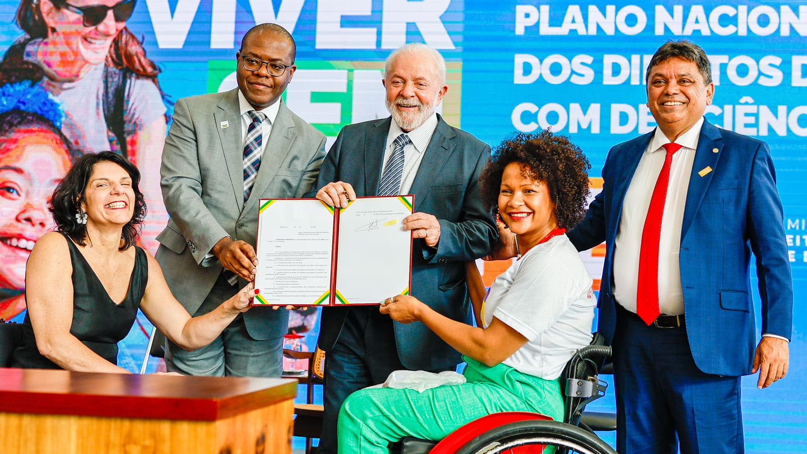 Cerimônia de lançamento do Plano Nacional dos Direitos da Pessoa com Deficiência – Novo Viver sem Limite, com presidente Lula e membros envolvidos.